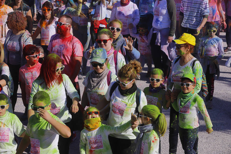 Han sido muchas las familias con niños que se han animado así a empezar el Día de Andalucía corriendo entre polvos de colores. En total, más de 4.000 personas