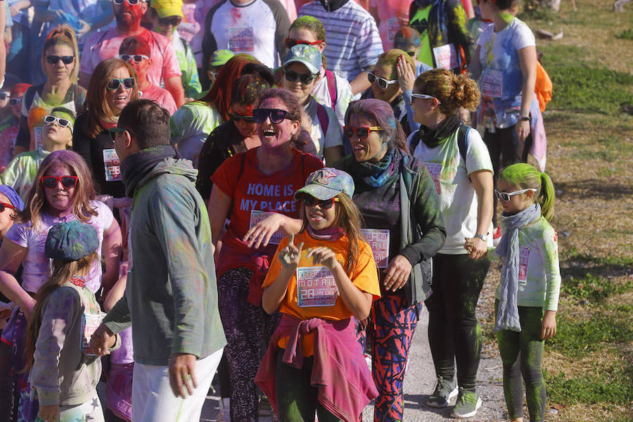 Han sido muchas las familias con niños que se han animado así a empezar el Día de Andalucía corriendo entre polvos de colores. En total, más de 4.000 personas