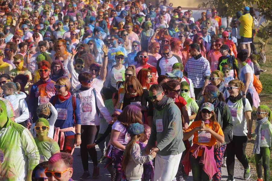 Han sido muchas las familias con niños que se han animado así a empezar el Día de Andalucía corriendo entre polvos de colores. En total, más de 4.000 personas