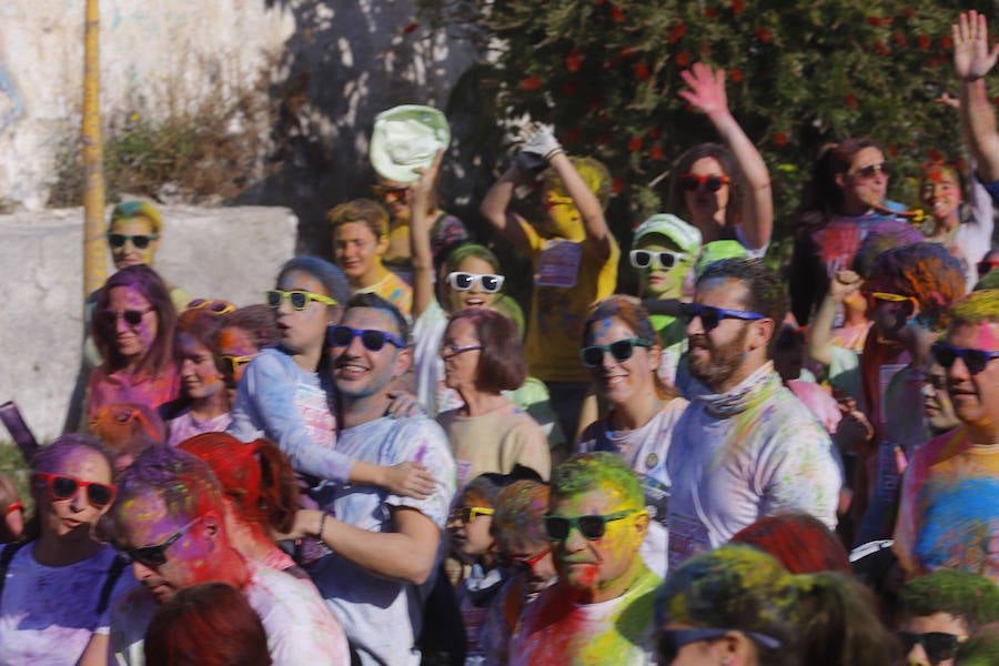 Han sido muchas las familias con niños que se han animado así a empezar el Día de Andalucía corriendo entre polvos de colores. En total, más de 4.000 personas