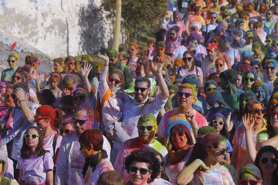 Han sido muchas las familias con niños que se han animado así a empezar el Día de Andalucía corriendo entre polvos de colores. En total, más de 4.000 personas