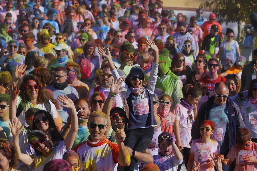 Han sido muchas las familias con niños que se han animado así a empezar el Día de Andalucía corriendo entre polvos de colores. En total, más de 4.000 personas