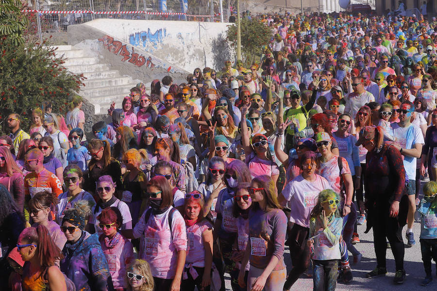 Han sido muchas las familias con niños que se han animado así a empezar el Día de Andalucía corriendo entre polvos de colores. En total, más de 4.000 personas