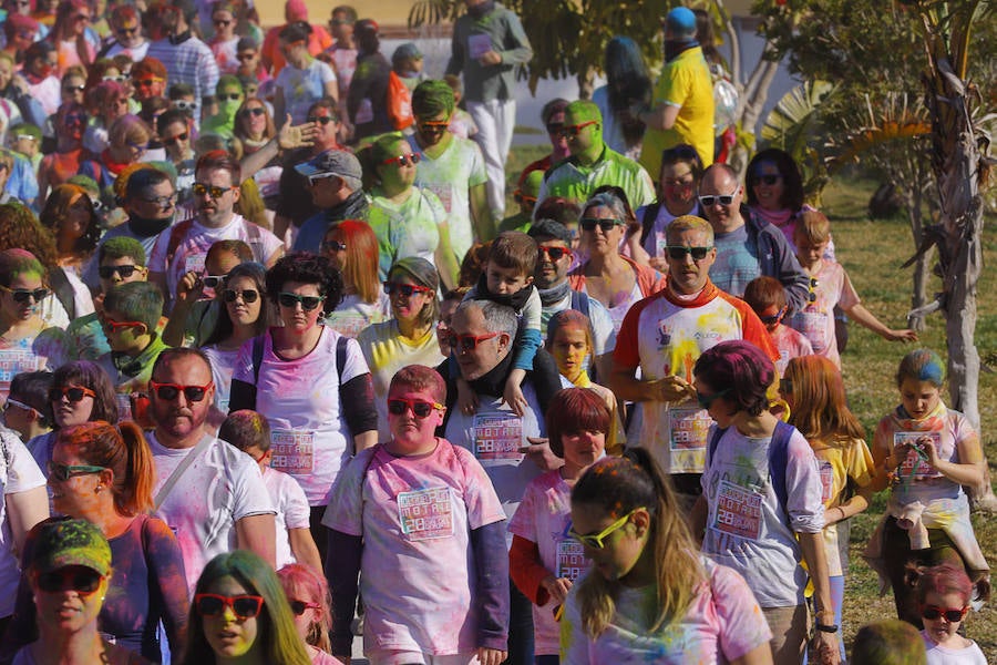 Han sido muchas las familias con niños que se han animado así a empezar el Día de Andalucía corriendo entre polvos de colores. En total, más de 4.000 personas