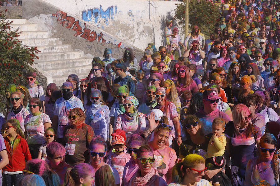 Han sido muchas las familias con niños que se han animado así a empezar el Día de Andalucía corriendo entre polvos de colores. En total, más de 4.000 personas