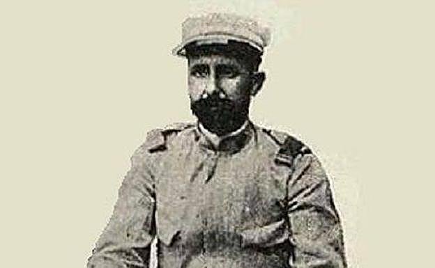 Imagen principal - Teniente Martín Cerezo, el tte. médico Rogelio Vigil de Quiñones y Alfaro; y Enrique de las Morenas 