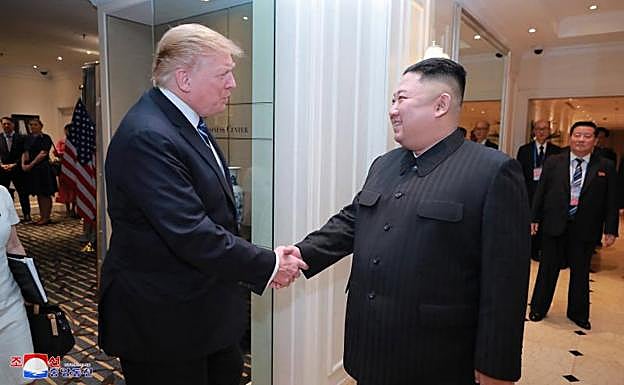 Trump y Kim Jong Un se estrechan la mano durante la cumbre de Hanói.