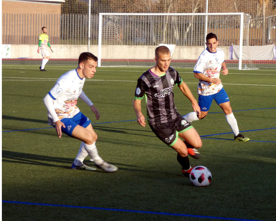 El visitante Siles con el balón ante el lojeño Sergio García