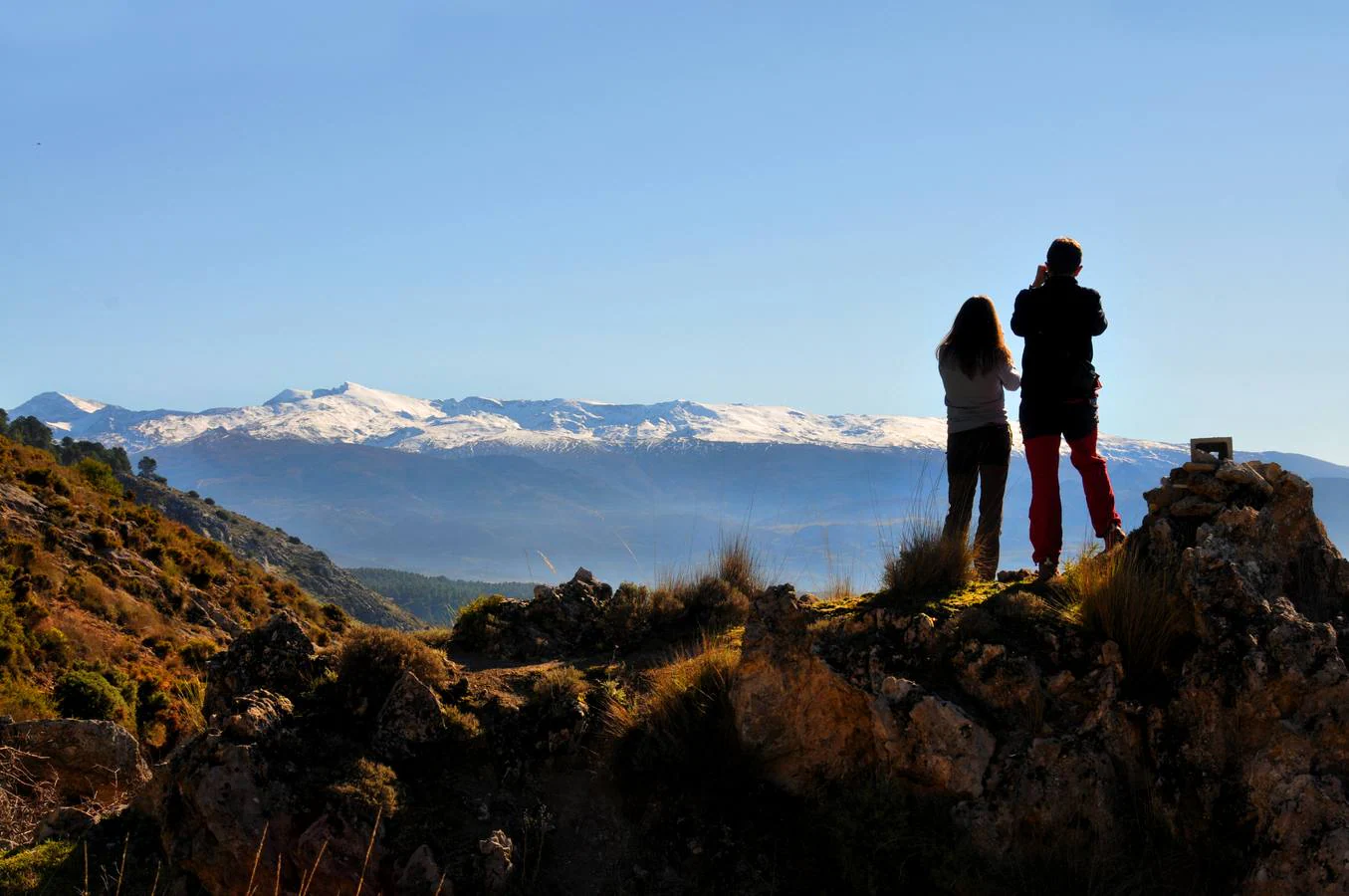 Caminar entre bosques, riberas, acequias, alamedas, ríos y torres frente al mar, son paseos que alimentan el espíritu en compañía de su pareja, familia o amigos