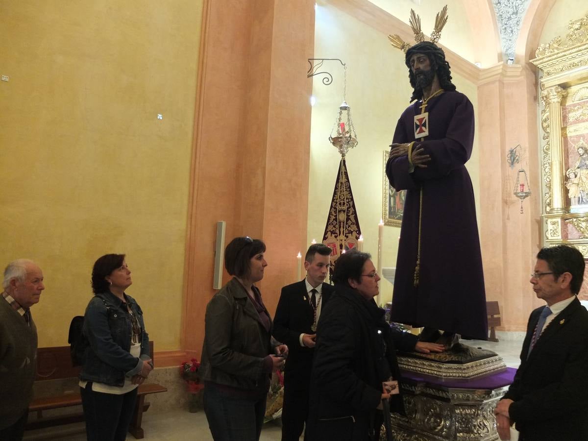 El Cristo de Medinaceli vuelve a su capilla y recibió durante todo el día de ayer el goteo incesante de visitas en una capital que se encuentra en pleno puente