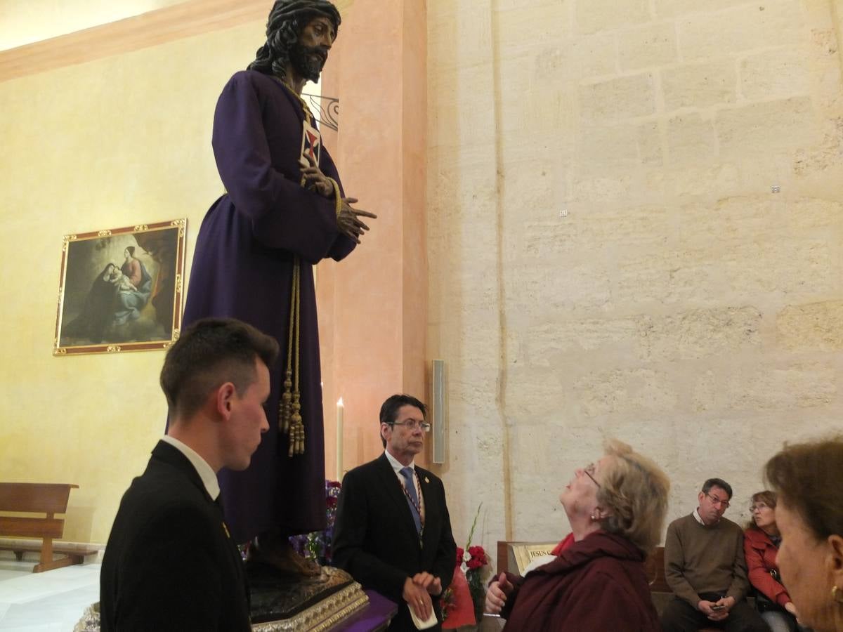El Cristo de Medinaceli vuelve a su capilla y recibió durante todo el día de ayer el goteo incesante de visitas en una capital que se encuentra en pleno puente