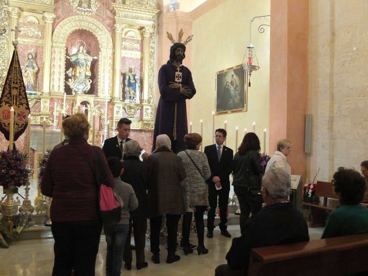 El Cristo de Medinaceli vuelve a su capilla y recibió durante todo el día de ayer el goteo incesante de visitas en una capital que se encuentra en pleno puente