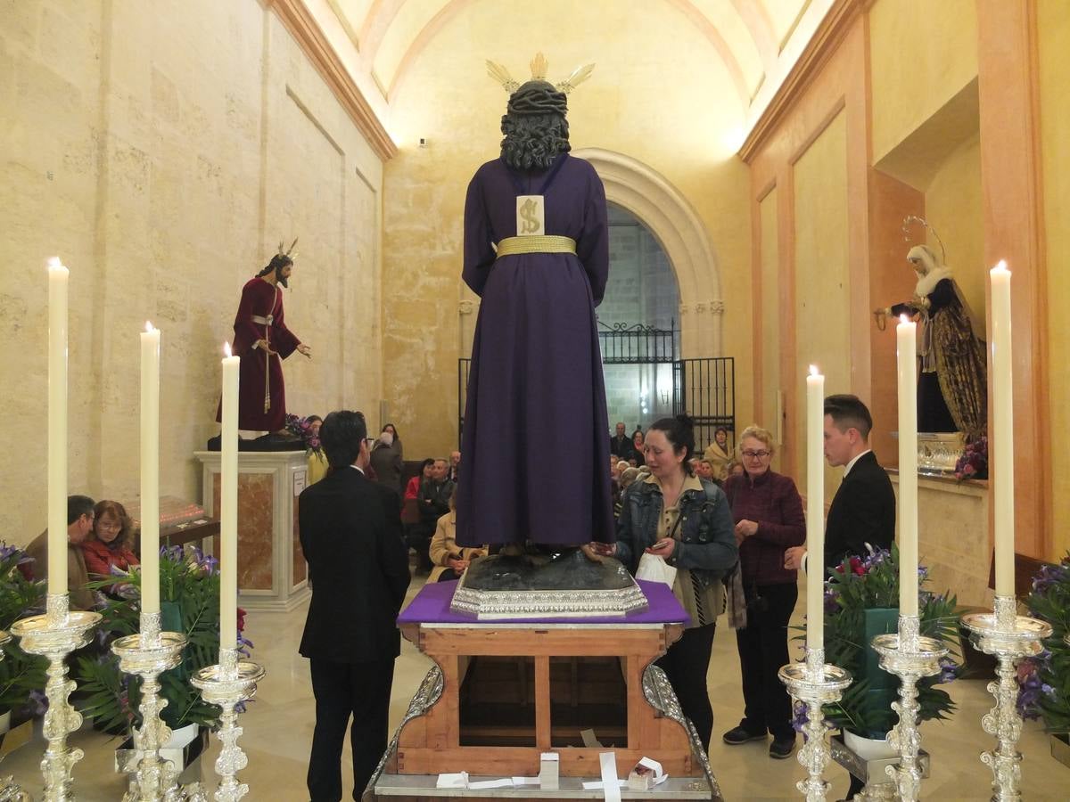 El Cristo de Medinaceli vuelve a su capilla y recibió durante todo el día de ayer el goteo incesante de visitas en una capital que se encuentra en pleno puente