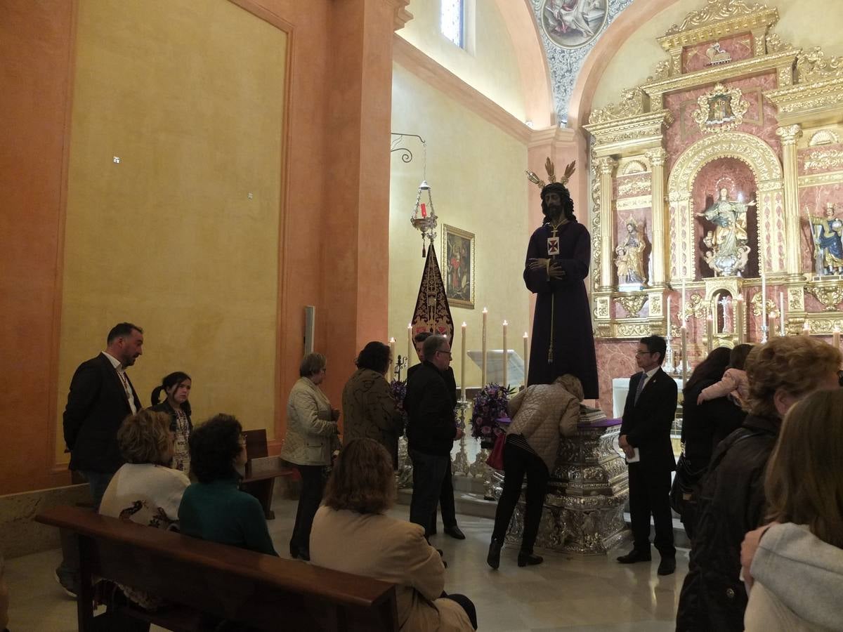 El Cristo de Medinaceli vuelve a su capilla y recibió durante todo el día de ayer el goteo incesante de visitas en una capital que se encuentra en pleno puente