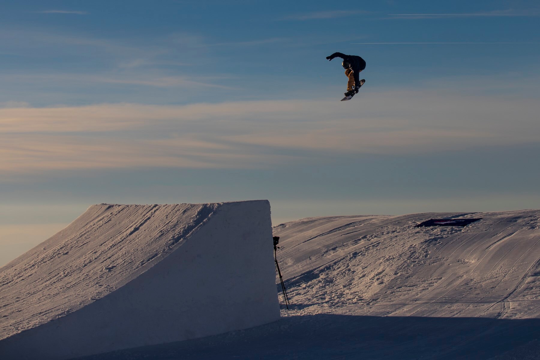 Los riders del equipo oficial de Sierra Nevada protagonizaron este jueves una sesión de saltos en el snowpark Sulayr