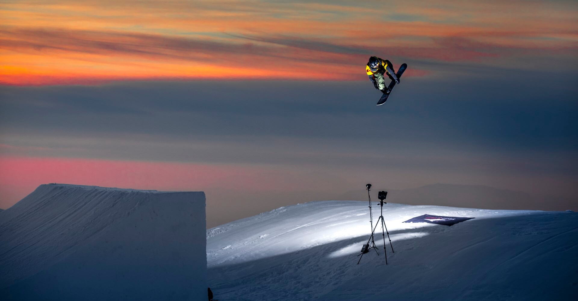 Los riders del equipo oficial de Sierra Nevada protagonizaron este jueves una sesión de saltos en el snowpark Sulayr