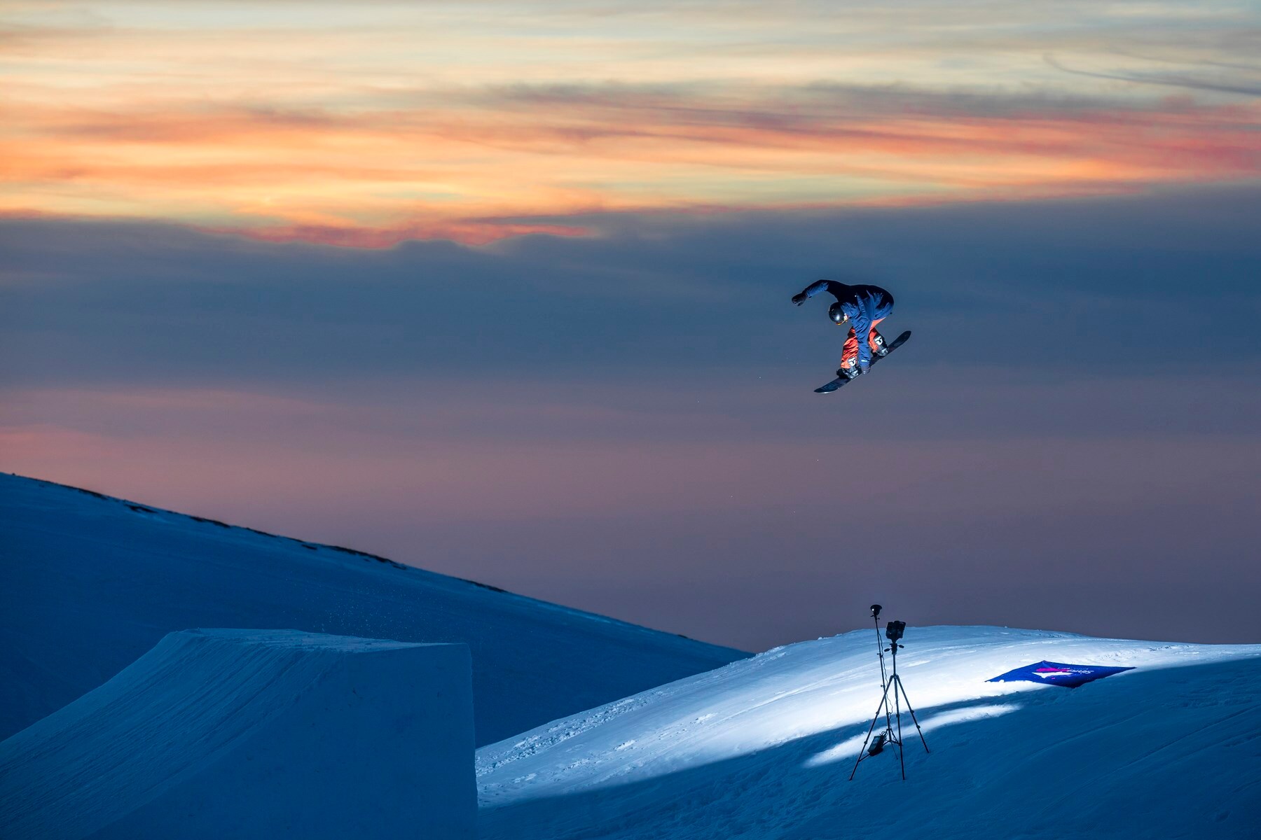 Los riders del equipo oficial de Sierra Nevada protagonizaron este jueves una sesión de saltos en el snowpark Sulayr