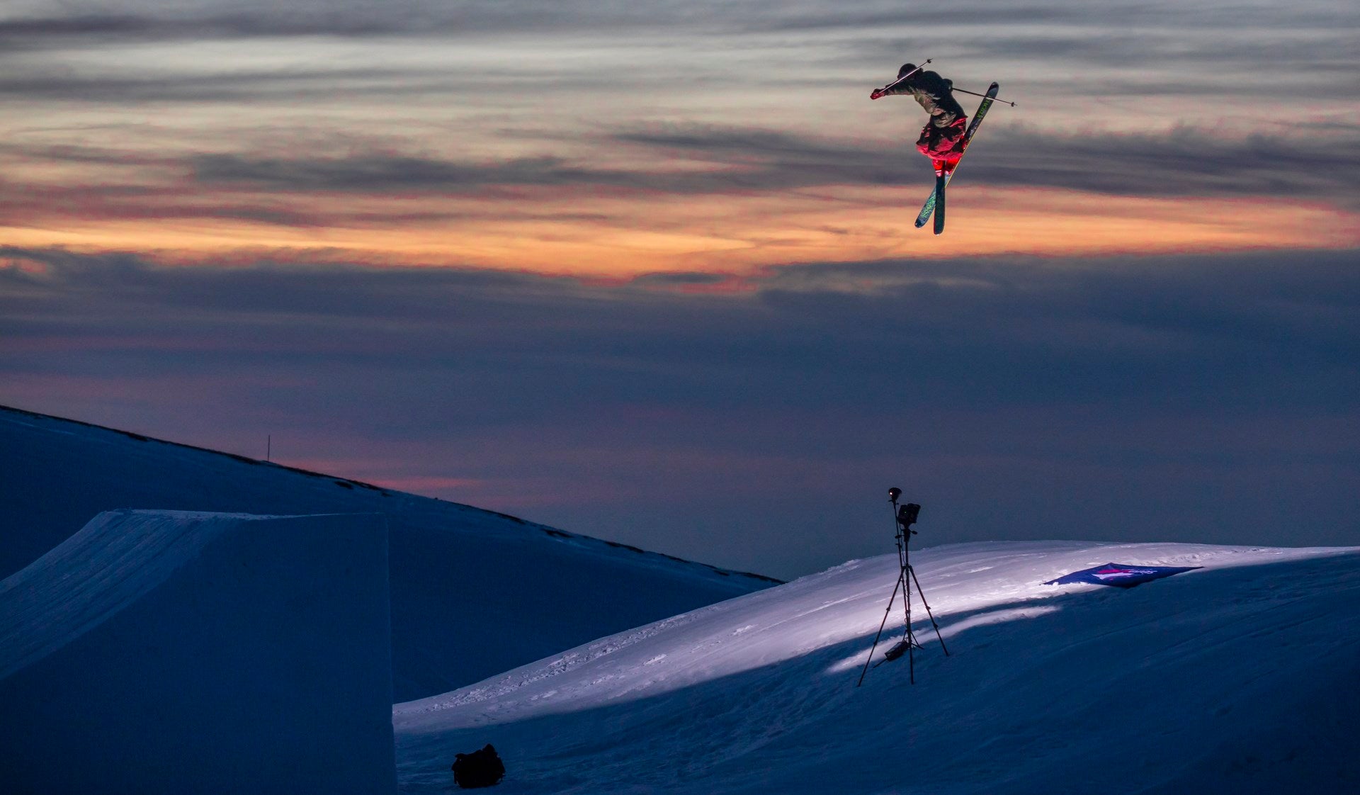 Los riders del equipo oficial de Sierra Nevada protagonizaron este jueves una sesión de saltos en el snowpark Sulayr