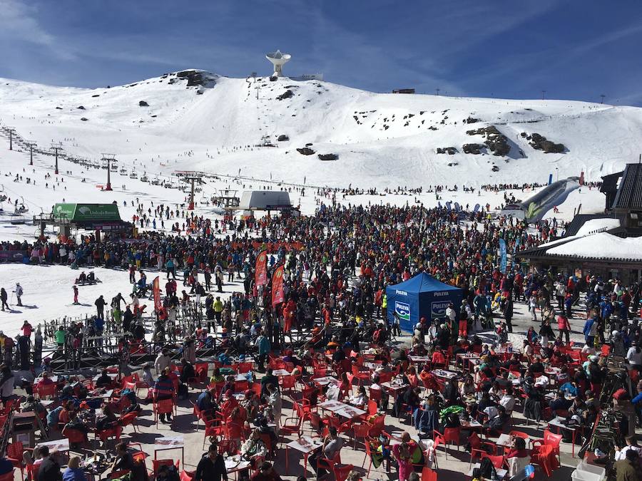 El buen tiempo y el puente de Andalucía han provocado que la estación de esquí granadina presente una aspecto espectacular, con miles de esquiadores y visitantes disfrutando de Sierra Nevada.