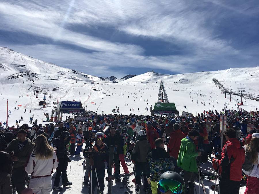El buen tiempo y el puente de Andalucía han provocado que la estación de esquí granadina presente una aspecto espectacular, con miles de esquiadores y visitantes disfrutando de Sierra Nevada.