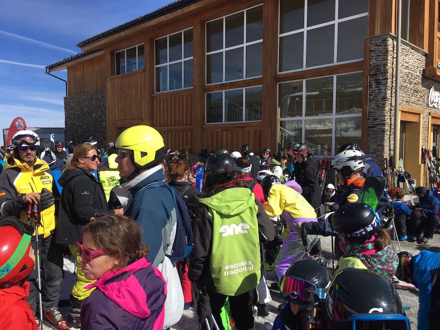 El buen tiempo y el puente de Andalucía han provocado que la estación de esquí granadina presente una aspecto espectacular, con miles de esquiadores y visitantes disfrutando de Sierra Nevada.
