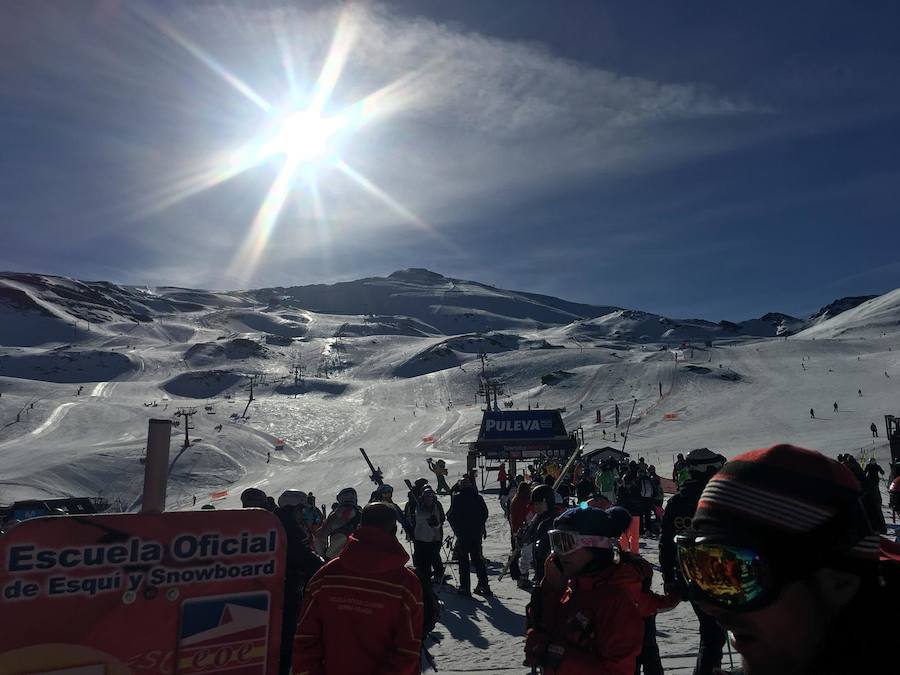 El buen tiempo y el puente de Andalucía han provocado que la estación de esquí granadina presente una aspecto espectacular, con miles de esquiadores y visitantes disfrutando de Sierra Nevada.