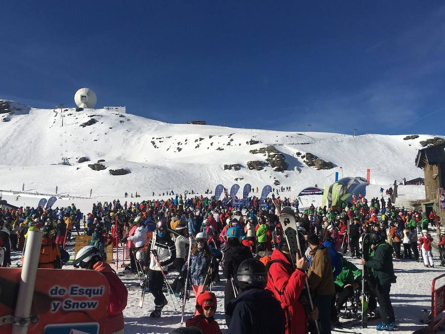 El buen tiempo y el puente de Andalucía han provocado que la estación de esquí granadina presente una aspecto espectacular, con miles de esquiadores y visitantes disfrutando de Sierra Nevada.