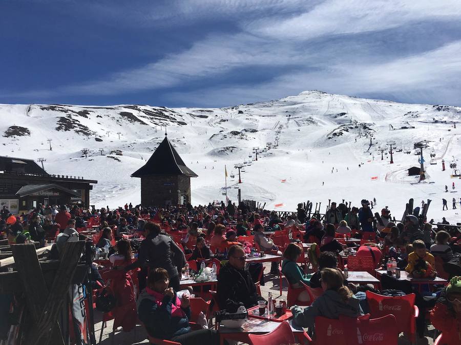 El buen tiempo y el puente de Andalucía han provocado que la estación de esquí granadina presente una aspecto espectacular, con miles de esquiadores y visitantes disfrutando de Sierra Nevada.