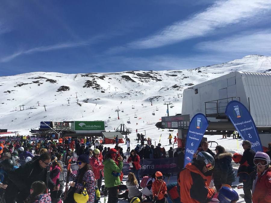 El buen tiempo y el puente de Andalucía han provocado que la estación de esquí granadina presente una aspecto espectacular, con miles de esquiadores y visitantes disfrutando de Sierra Nevada.