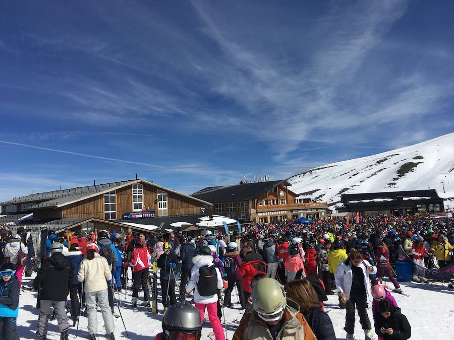 El buen tiempo y el puente de Andalucía han provocado que la estación de esquí granadina presente una aspecto espectacular, con miles de esquiadores y visitantes disfrutando de Sierra Nevada.