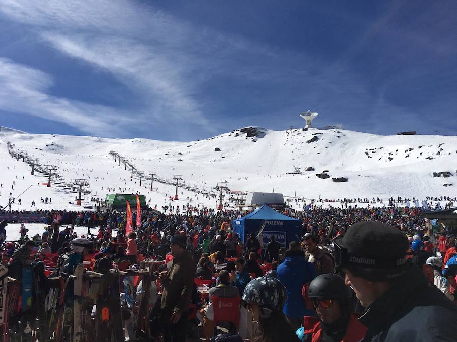 El buen tiempo y el puente de Andalucía han provocado que la estación de esquí granadina presente una aspecto espectacular, con miles de esquiadores y visitantes disfrutando de Sierra Nevada.