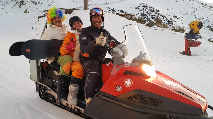 Más de un centenar de esquiadores han participado en esta bajada carnavalera