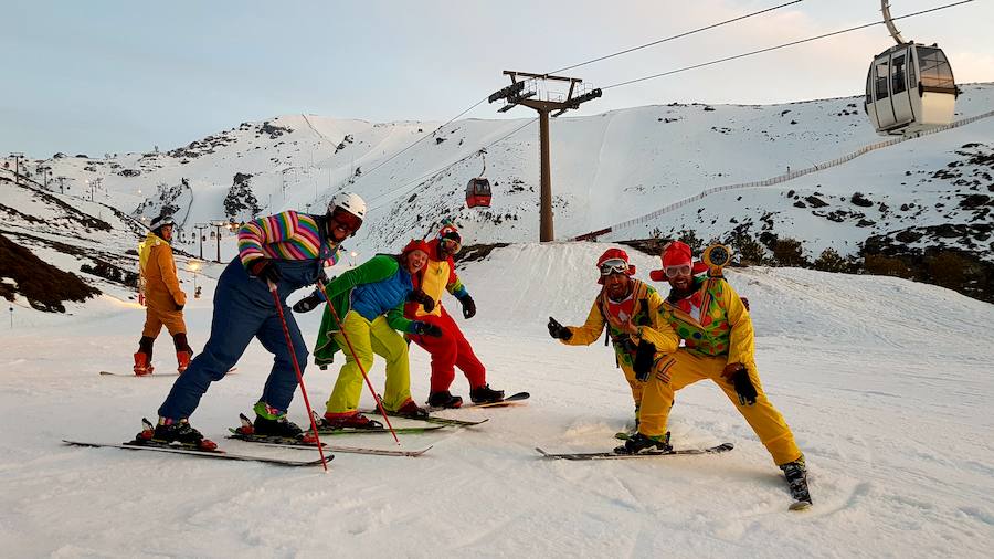 Más de un centenar de esquiadores han participado en esta bajada carnavalera