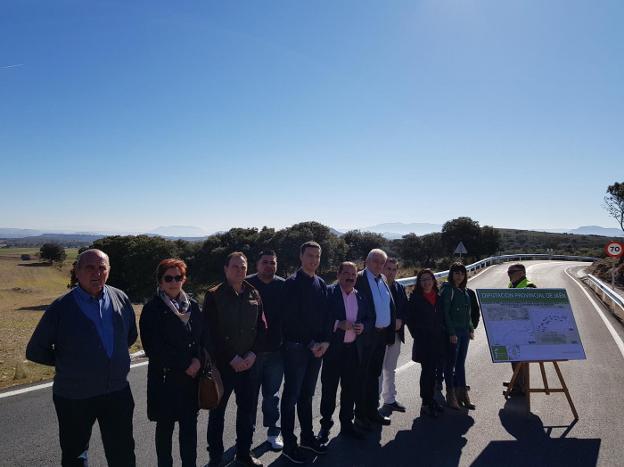 El diputado y otras autoridades durante la inauguración.
