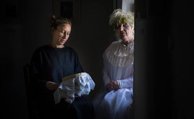 Magdalena cose junto a la abuela María Josefa.