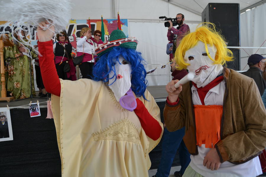 Juani Castillo y Remedios Extremera pregonan el carnaval rural de Alhama que se prolongará con otras tres jornadas