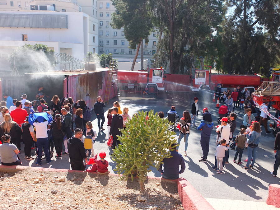 El Parque de Bomberos de la capital abrió ayer sus puertas a los almerienses con motivo de la celebración de su patrón, San Juan de Dios