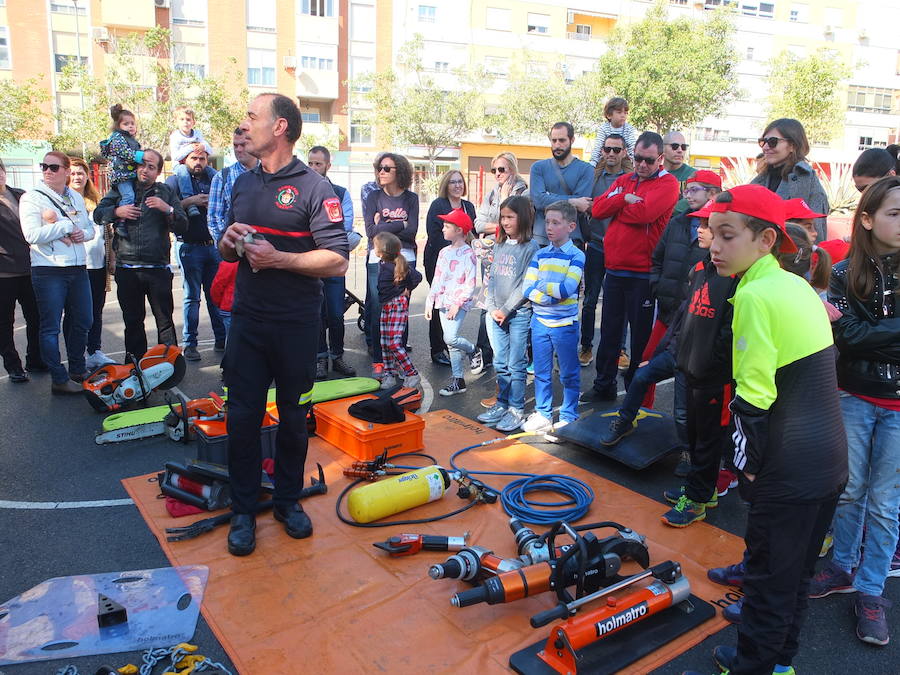 El Parque de Bomberos de la capital abrió ayer sus puertas a los almerienses con motivo de la celebración de su patrón, San Juan de Dios