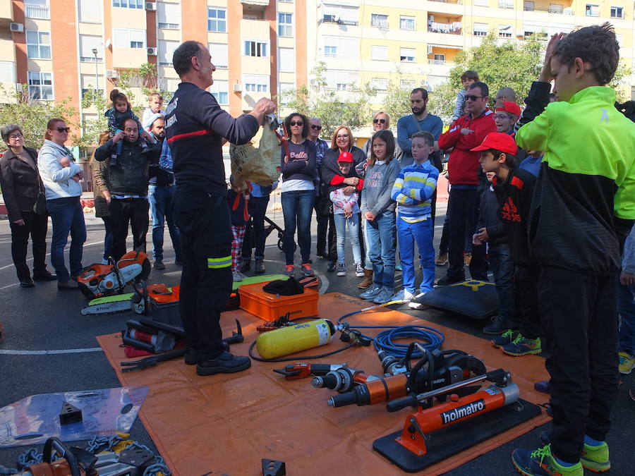 El Parque de Bomberos de la capital abrió ayer sus puertas a los almerienses con motivo de la celebración de su patrón, San Juan de Dios