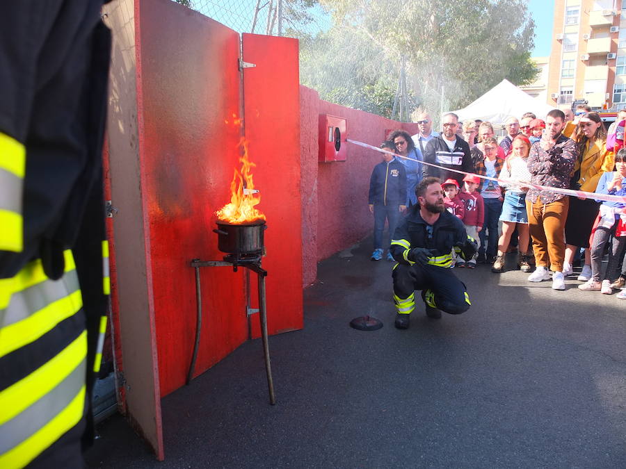 El Parque de Bomberos de la capital abrió ayer sus puertas a los almerienses con motivo de la celebración de su patrón, San Juan de Dios