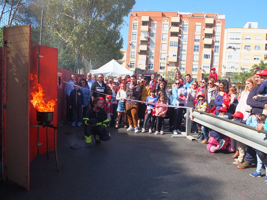 El Parque de Bomberos de la capital abrió ayer sus puertas a los almerienses con motivo de la celebración de su patrón, San Juan de Dios