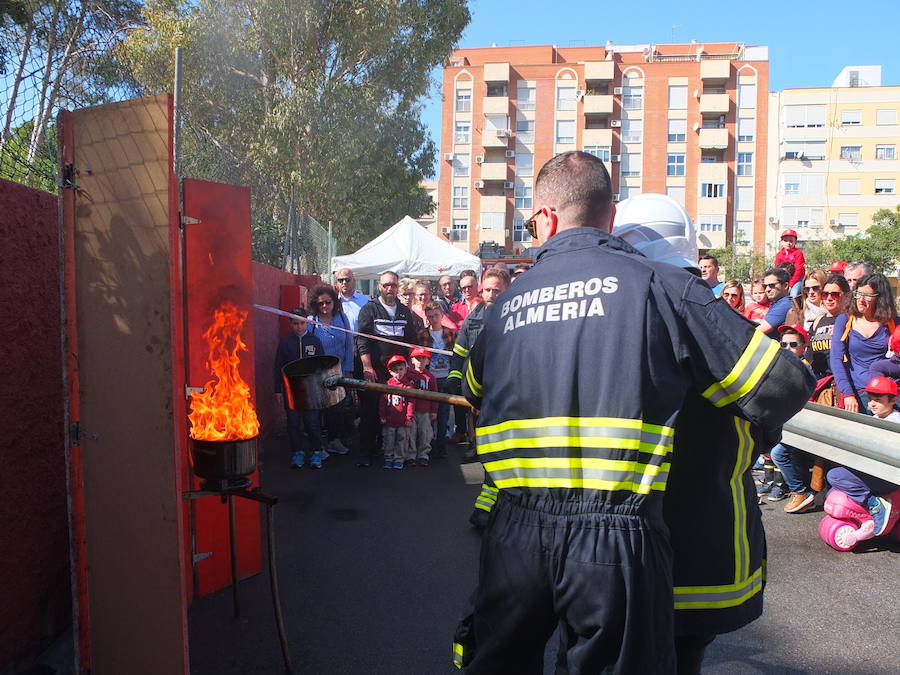 El Parque de Bomberos de la capital abrió ayer sus puertas a los almerienses con motivo de la celebración de su patrón, San Juan de Dios
