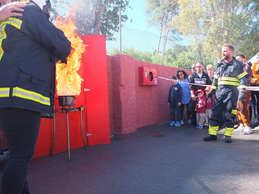 El Parque de Bomberos de la capital abrió ayer sus puertas a los almerienses con motivo de la celebración de su patrón, San Juan de Dios