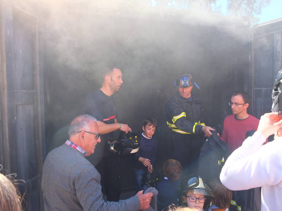 El Parque de Bomberos de la capital abrió ayer sus puertas a los almerienses con motivo de la celebración de su patrón, San Juan de Dios