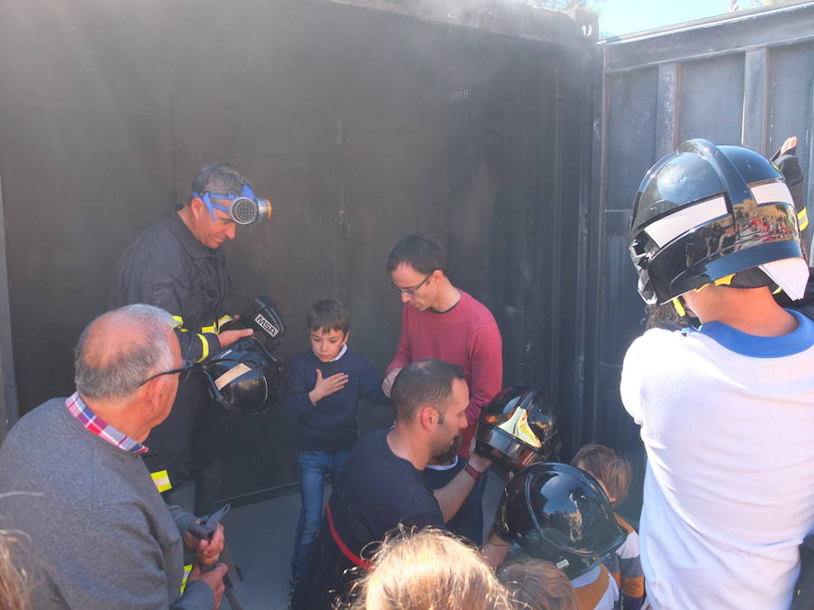 El Parque de Bomberos de la capital abrió ayer sus puertas a los almerienses con motivo de la celebración de su patrón, San Juan de Dios
