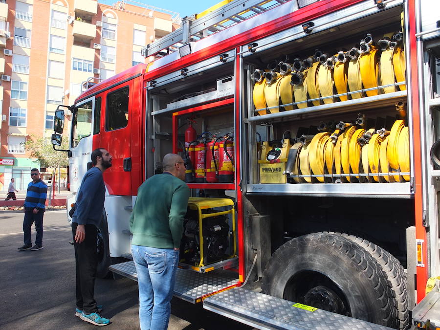 El Parque de Bomberos de la capital abrió ayer sus puertas a los almerienses con motivo de la celebración de su patrón, San Juan de Dios