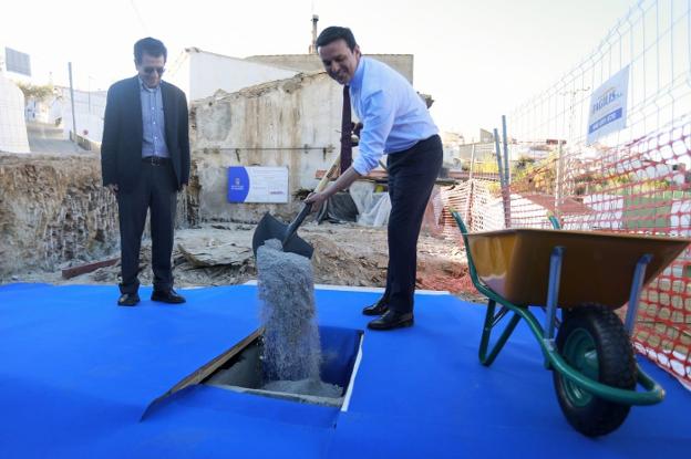 García, echando arena durante la primera piedra.