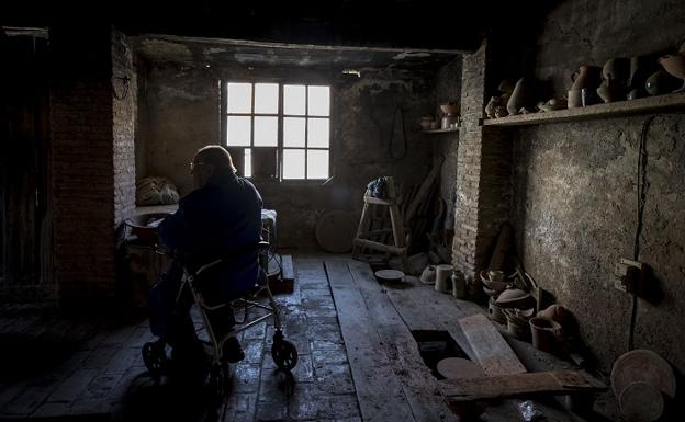 Galería. Cecilio Morales Moreno, un siglo de vida, entre las sombras de su fábrica de cerámica.