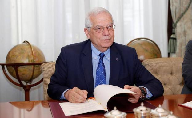 l ministro de Asuntos Exteriores, Josep Borrell, durante la firma del acuerdo fiscal con Reino Unido.