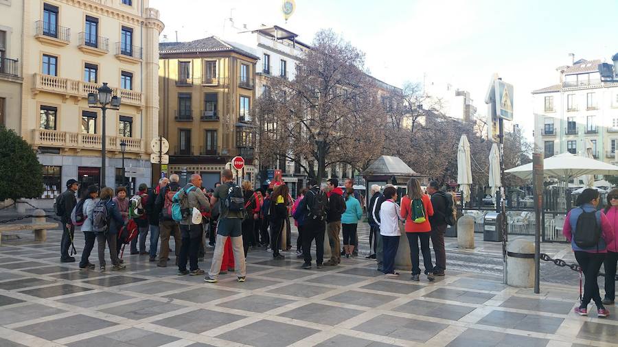 Un grupo de jóvenes de Beas de Granada encabeza una marcha para que no se olvide la senda que ha unido históricamente este municipio con la capital